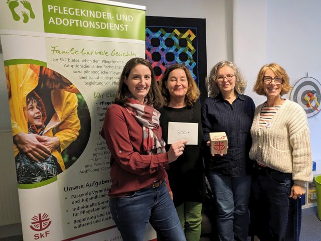 Von Herzen danke: Adoptiv- und Pflegeeltern sammeln 500 Euro für Kinder, die ein Zuhause brauchen